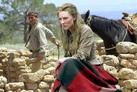 The Missing – Als Maggies (Cate Blanchett, r.) Tochter Lily von einer brutalen Bande verschleppt wird, ist sie auf die Hilfe ihres entfremdeten Vaters (Tommy Lee Jones, l.) angewiesen. In einem Wettlauf gegen die Zeit verfolgen sie gemeinsam die Spur der Entführer, die auf dem Weg zur mexikanischen Grenze sind ...