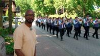Yared kommt rum – Der Benstruper Musikverein zieht durch die Straßen des Dorfes und überrascht zum gemeinsamen Fest am Gemeinschaftshaus.