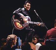 Elvis '68 - Comeback Special – 1968 feiert Elvis Presley nach über siebenjähriger Bühnenabstinenz sein Konzertcomeback. In seinem legendären schwarzen Lederanzug singt er allein auf der Bühne seine berühmtesten Hits und erscheint in Auftritten, die als Vorläufer der heutigen Unplugged-Sessions gelten.