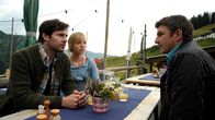 Der Bergdoktor – Martin Gruber (Hans Sigl, r.) hat für Christoph Berner (Manuel Witting, l.) und seine schwangere Frau Sarah (Johanna Klante, M.) keine guten Nachtrichten.