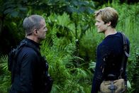 MacGyver – Während Jack (George Eads, l.) vom Bermuda-Dreieck deutlich eingeschüchtert ist, hat MacGyver (Lucas Till, r.) seinen Humor noch lange nicht verloren ...