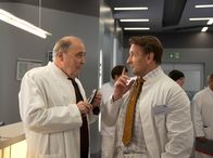 Der Bergdoktor – Prof. Fendrich (Lambert Hamel, l.) ermahnt Alexander (Mark Keller), das großzügige Geschenk anzunehmen, welches er ihm und seiner Tochter gemacht hat.