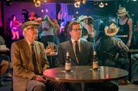 Gambit - Der Masterplan – Der Major (Tom Courtenay, li.) und Harry (Colin Firth) warten einen günstigen Moment ab, um PJ in ihr totsicheres Vorhaben einzuweihen.