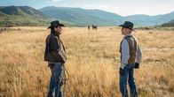 Yellowstone – Rip Wheeler (Cole Hauser, l.) und Lloyd Pierce (Forrie J. Smith, r.)