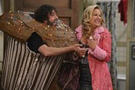 2 Broke Girls – Oleg (Jonathan Kite, l.) verwandelt sich in einen Cup-Cake, den aber nur Sophie (Jennifer Coolidge, r.) zum Anbeißen findet ...