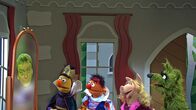 Sesamstraße – Schneewittchen (Ernie) und die Königin (Bert) schauen in den Spiegel.