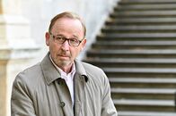 Der Samstagskrimi: München Mord – Ludwig Schaller (Alexander Held) hegt bereits einen Verdacht. Es ist an der Zeit, sich seiner unkonventionellen Ermittlungsmethoden zu widmen und den Spuren des Opfers nachzugehen.