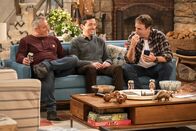 Man with a Plan – (v.l.n.r.) Adam Burns (Matt LeBlanc); Lowell (Matt Cook); Don Burns (Kevin Nealon)