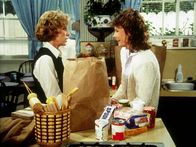 Agentin mit Herz – Dotty (Beverly Garland, l.) ahnt nicht, dass zwei Agentenringe hinter ihr her sind. Amanda (Kate Jackson, r.) versucht, die Gefahr vor ihrer Mutter geheimzuhalten.