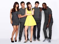 New Girl – v.l.n.r.) Cece (Hannah Simone), Nick (Jake Johnson), Jess (Zooey Deschanel), Schmidt (Max Greenfield) und Winston (Lamorne Morris) ...