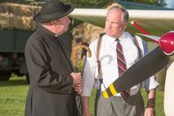 Father Brown – Father Brown (Mark Williams, l.) ist verwundert über die zurückhaltende Reaktion von Arthur Le Broc (Rupert Vansittart, r.). Sein Sohn ist nach langer Zeit wieder aufgetaucht, doch die Freude seines Vaters hält sich in Grenzen.
