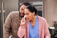 Black-ish – Anthony Anderson (Andre ‚Dre‘ Johnson), Tracee Ellis Ross (Rainbow ‚Bow‘ Johnson).