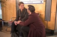 Rote Rosen – Carla (Maria Fuchs, l.) schafft es dank Philip (Marc Schöttner, r.), den Gedanken an Gregor wieder beiseite zu schieben