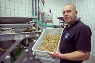 MareTV: Dithmarschen - An der Kohlküste – Panzerknacker: Die Krabbenpulmaschine von Alfred Urthel in Friedrichskoog.