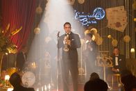 Legend – Ronnie Kray (Tom Hardy) versucht sich am Saxofon