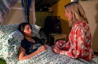 Praxis mit Meerblick – Hausbesuch: Nora Kaminski (Tanja Wedhorn, re.) betreut Emilia (Lene Oderich).