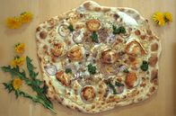 Zu Tisch ... – Tanjas Tipp: Flammkuchen in der Variante süß, salzig und bitter mit einem selbst gemachten Löwenzahnpesto