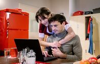 Sturm der Liebe – ARD STURM DER LIEBE FOLGE 4653 Uhr im ERSTEN. Massimo (Jaime Ferkic r.) lässt nicht locker und bietet Olivia (Soraya Bouabsa l.) seine Hilfe bei der Bewerbung an.