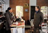 Rote Rosen – ARD ROTE ROSEN FOLGE 1476 Uhr im ERSTEN. Jan (Timothy Peach, r.) ist sprachlos, als Vera (Sandra Speichert, l.) ihm ihren Hofladen zeigt. Sie hat ihn die ganze Zeit hinters Licht geführt! Als sie auch noch ihren Job bei ihm fristlos kündigt, wird Jan sauer, und Vera merkt, dass sie wohl über das Ziel hinausgeschossen ist.