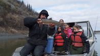 Alaska - Eisige Tradition – Tig Strassburg hält einen Fisch hoch, den seine Familie mit ihren Netzen gefangen hat. (National Geographic für Disney)