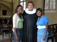 Der Hafenpastor – Von links nach rechts: Martina Offeh, Jan Fedder und Kate Amayo.
