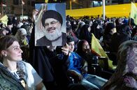 Libanon - Ein Land als Geisel – Anhänger des Hisbollah-Führers Scheich Hassan Nasrallah mit seinem Konterfei