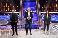 Quizduell-Olymp – Moderator Jörg Pilawa (M.) mit den KandidatInnen des Teams „Musik“: Michael Holm (l.), Sänger und "Oonagh" Senta-Soria Delliponti (r.), Sängerin.