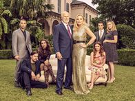 Filthy Rich – (v.l.n.r.) Antonio Rivera (Benjamin Levy Aguilar); Jason Conley (Mark L. Young); Ginger Sweet (Melia Kreiling); Eugene Monreaux (Gerald McRaney); Margaret Monreaux (Kim Cattrall); Rose Monreaux (Aubrey Dollar); Eric Monreaux (Corey Cott); Becky Monreaux (Olivia Macklin)