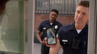 The Rookie – Officer Tim Bradford (Eric Winter, r.) und sein Kollege Aaron Thorsen (Tru Valentino, l.) verfolgen die Spur eines verschwundenen Polizeifunkgeräts.