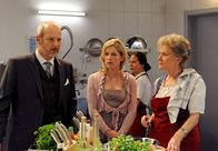 Sturm der Liebe – ARD STURM DER LIEBE FOLGE 1212 Uhr im ERSTEN. Götz (Andreas Borcherding, l.) stellt Lena (Johanna Bönninghaus, M.) vor Hildegard (Antje Hagen, r.) bloß.