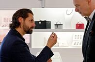 Spätzle Arrabbiata oder Eine Hand wäscht die andere – Pipo (Adam Bousdoukos, li.) verkauft einen Ring, den er dem toten Mafioso abgenommen hat, um genügend Geld für die Schulden bei der Mafia zusammenzubringen.