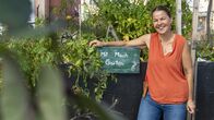Garten und lecker – Auf „Inselgrün“, dem Gemeinschaftsgartenprojekt in Stuttgart, wachsen Pflanzen in mobilen Beeten, in Einkaufswagen und alten Badewannen. Gegärtnert wird auf dem Außengelände der Kulturstiftung Stuttgart: Alle sind willkommen und Vielfalt ist erwünscht. Birgit Haas hat „Inselgrün“ zusammen mit Joachim Petzold gegründet. Als Gastgeberin will die studierte Künstlerin ihren Gästen die Botschaft vermitteln, dass gärtnern verbindet. „Wilde Insel“ - so lautet ihr Gartenfest-Motto, denn Birgit hat sich auf Wildpflanzen spezialisiert.
