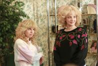 The Goldbergs – (v.li.) Allie Grant (Evelyn Silver), Wendi McLendon-Covey (Beverly Goldberg).