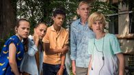 Die Pfefferkörner – Kira (Marlene von Appen), Nele (Ronja Levis) , Tayo (Samuel Adams), Opa Reiko (Peter Badstübner) und Levin (Moritz Pauli) (v.l.n.r.) warten auf ihren Einsatz.