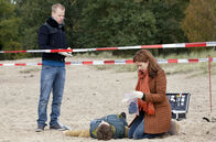 Nordisch herb – Der 27-jährige Jan Grunholt wird tot in den Dünen aufgefunden - Rayk (Martin Wißner, l.) und Nora (Loretta Stern, r.) am Tatort.