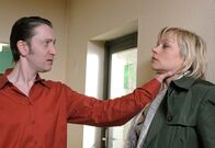 Judith Kemp – Maik Traber (Mario Irrek) ist nicht begeistert davon, dass die couragierte Kinderanwältin Judith Kemp (Jennifer Nitsch) den Rabenvater an seine erzieherischen Pflichten erinnert.