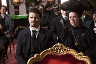 Another Period – Vorne, l-r: Frederick Bellacourt (Jason Ritter), Dodo Bellacourt (Paget Brewster)