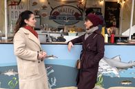 Rote Rosen – Tina (Katja Frenzel, l.) inspiriert Merle (Anja Franke, r.), ein innovatives Politiker-Bürger-Treffen auf die Beine zu stellen.