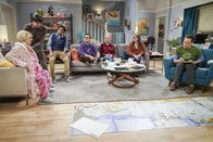 The Big Bang Theory – Sind alle damit beschäftigt, einen Weg zu finden, damit das Baby endlich kommt: (v.l.n.r.) Bernadette (Melissa Rauch), Howard (Simon Helberg), Raj (Kunal Nayyar), Leonard (Johnny Galecki), Penny (Kaley Cuoco), Amy (Mayim Bialik) und Sheldon (Jim Parsons) ...