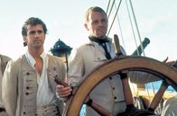 Die Bounty – Fletcher Christian (Mel Gibson, li.) steigt an der Seite von William Bligh (Anthony Hopkins, re.) im Rang auf, bevor es zum Zerwürfnis kommt.
