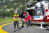 Mona mittendrin – Mona mittendrin Air-Glaciers im Einsatz – Rettung aus der Luft Mona Vetsch, Klaus Müllener (hinten), Arno Parli, Bettina Eberle 2025 Copyright: SRF
