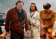 Unter Geiern – Vergeblich versucht Winnetou (Pierre Brice), den alten Baumann (Walter Barnes, li.) und dessen Sohn Martin (Götz George, re.) über den Tod ihrer Familie hinwegzutrösten.