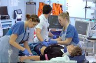 Die Unfallklinik – Raphael wird im Schockraum von Assistenzarzt Dr. Axel Drazyk behandelt.