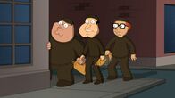 Family Guy – Gemeinsam hecken Peter (l.), Quagmire (M.) und Mort (r.) einen riskanten Plan aus ...