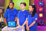 1, 2 oder 3 – Das blaue Rateteam aus München/Deutschland wartet gespannt, welche knifflige Frage Elton als nächstes stellen wird.