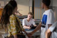 Schloss Einstein – Martha (Luna Kuse, mi.) traut ihren Augen kaum. Auch Sibel Peters (Josie Hermer, re.) und Pawel Kronbügel (Noel Okwanga, li.) sind irritiert.