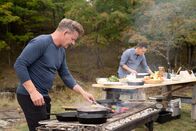 Gordon Ramsay: Kulinarische Abenteuer – Michigan - L to R: Gordon Ramsay and chef James Rigatogo go head-to-head during the final cook in Michigan. (Credit: National Geographic/Justin Mandel)