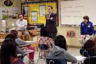 The Big Bang Theory – Sollen junge Mädchen für die Wissenschaft begeistern: Leonard (Johnny Galecki, l.), Sheldon (Jim Parsons, M.) und Howard (Simon Helberg, r.) ...