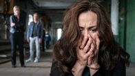 SOKO Leipzig – Als Dr. Dilan Soray (Idil Üner, r.) die Nachricht vom Tod ihres Sohnes erreicht, fährt sie unverzüglich zum Tatort. Als sie die Leiche ihres Sohnes sieht, sackt sie verzweifelt in sich zusammen. Ina Zimmermann (Melanie Marschke, l.) und Jan Maybach (Marco Girnth, M.) können ihr dabei keinen Trost spenden und stehen hilflos im Hintergrund.