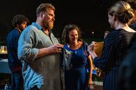 The Club – Kirstie (Janne Desmet, M.) ist glücklich bei der Feier ihres 40. Geburtstags, bis Lies (Julie Mahieu, r.) Bert (Dominique Van Malder, l.) und ihr von ihrer Zwillingsschwangerschaft erzählt.